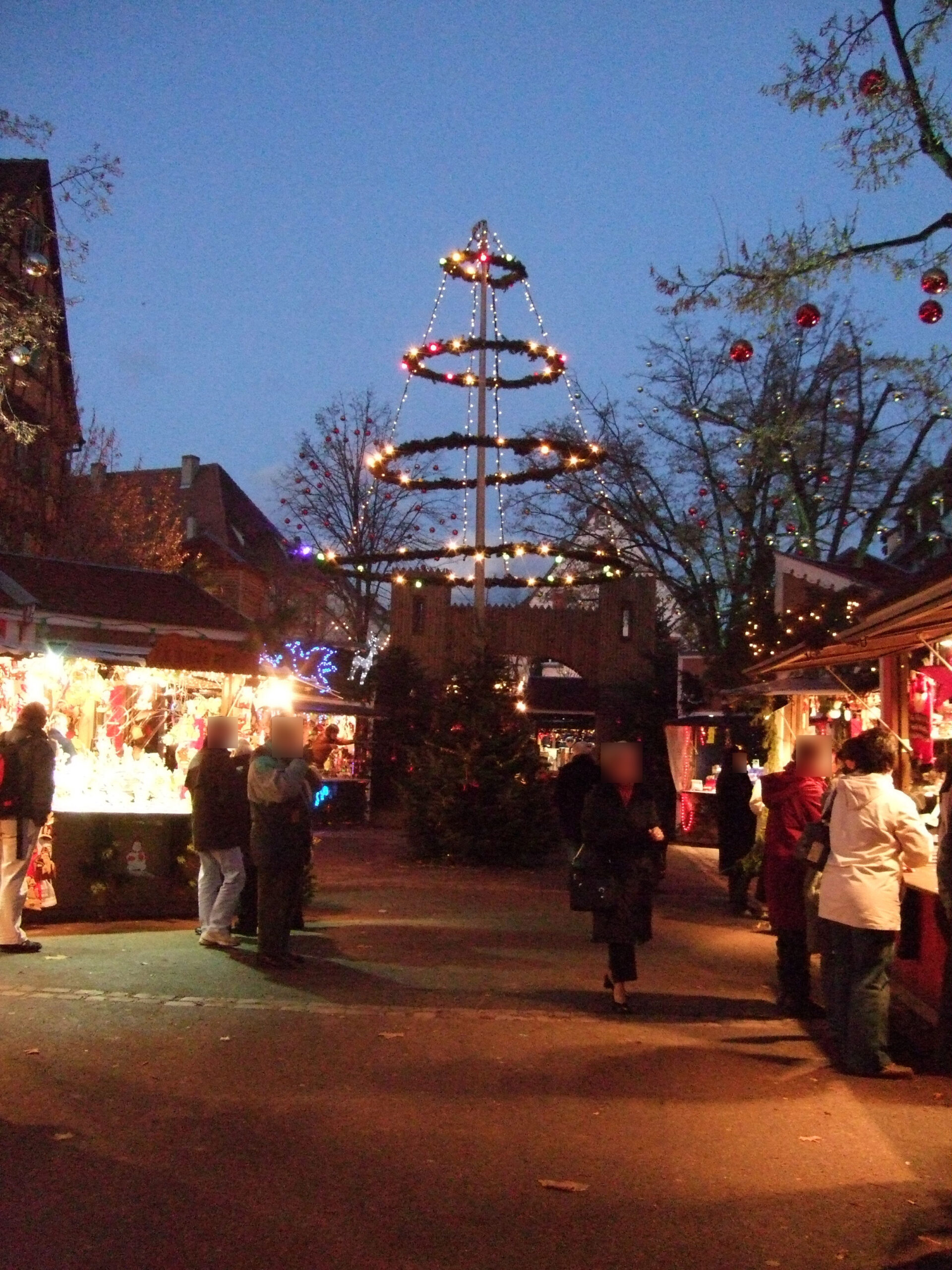 コルマールのマルシェ・ド・ノエルで撮影したクリスマスツリー